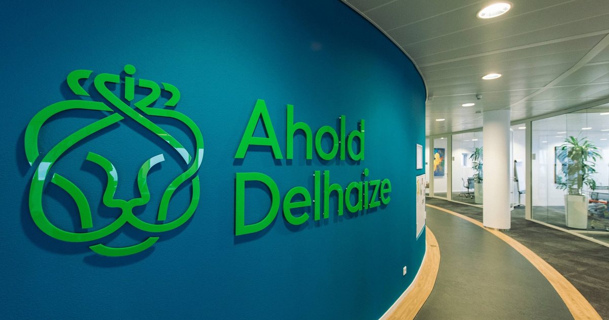 Sigla Ahold Delhaize, verde, pe un perete albastru dintr-un sediu al companiei