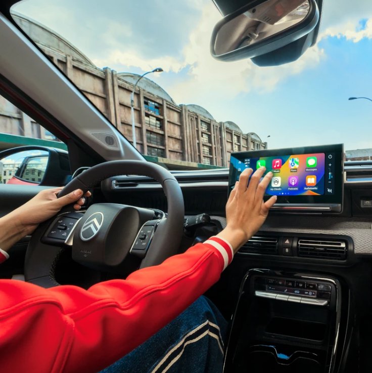 Șofer folosind ecranul central tactil al Citroën C3, cu Apple CarPlay activ
