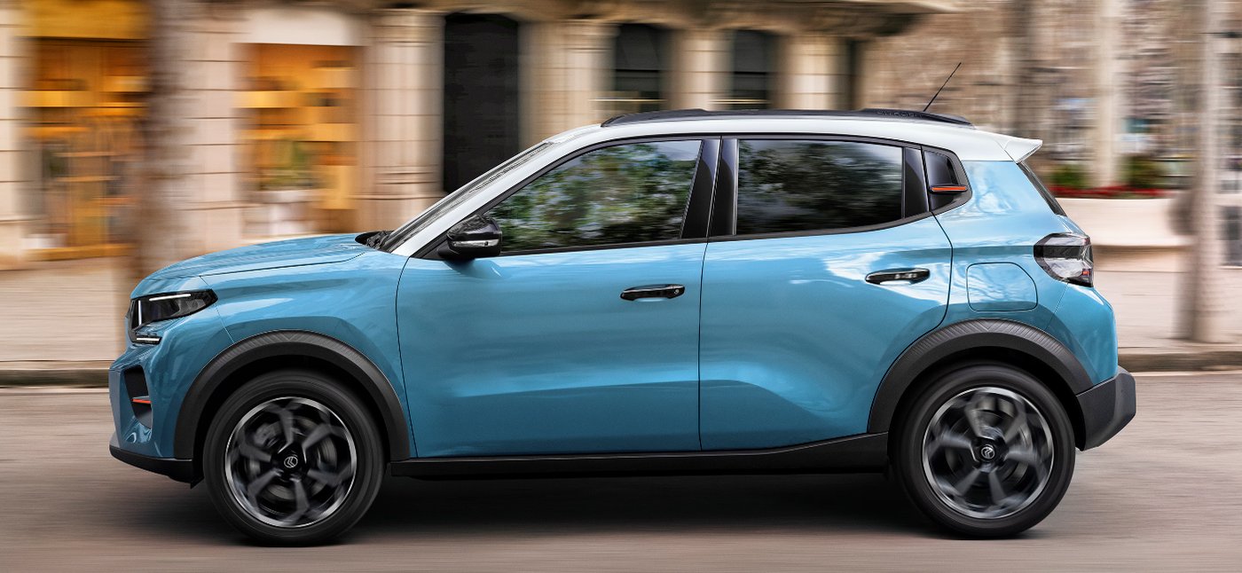 Citroën C3 2024 din profil, în trafic urban