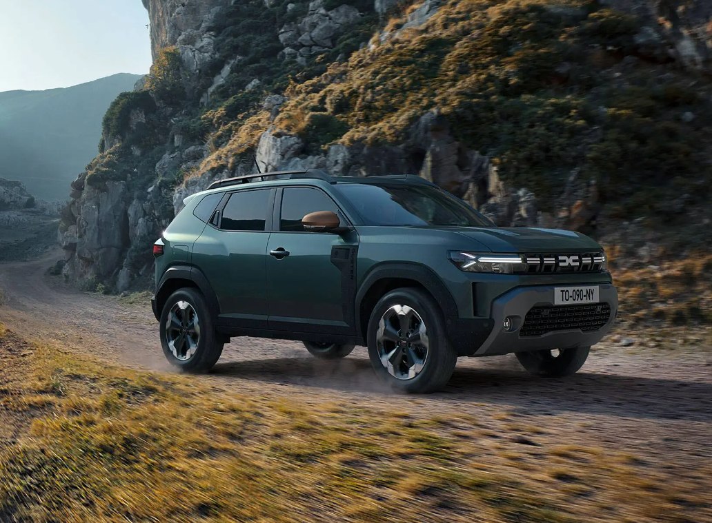 Dacia Duster, în mișcare pe drum de munte, generația a treia