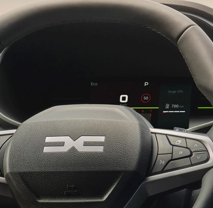 Bordul Dacia Sandero cu afișajul jaugei GPL, arătând o autonomie de 700 km