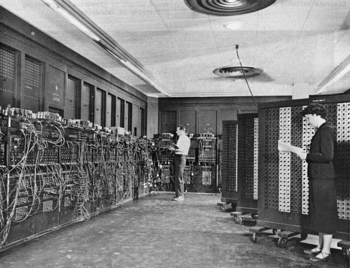 De la Mașina de Calcul la Internet: O Incursiune Istorică în Lumea Informaticii