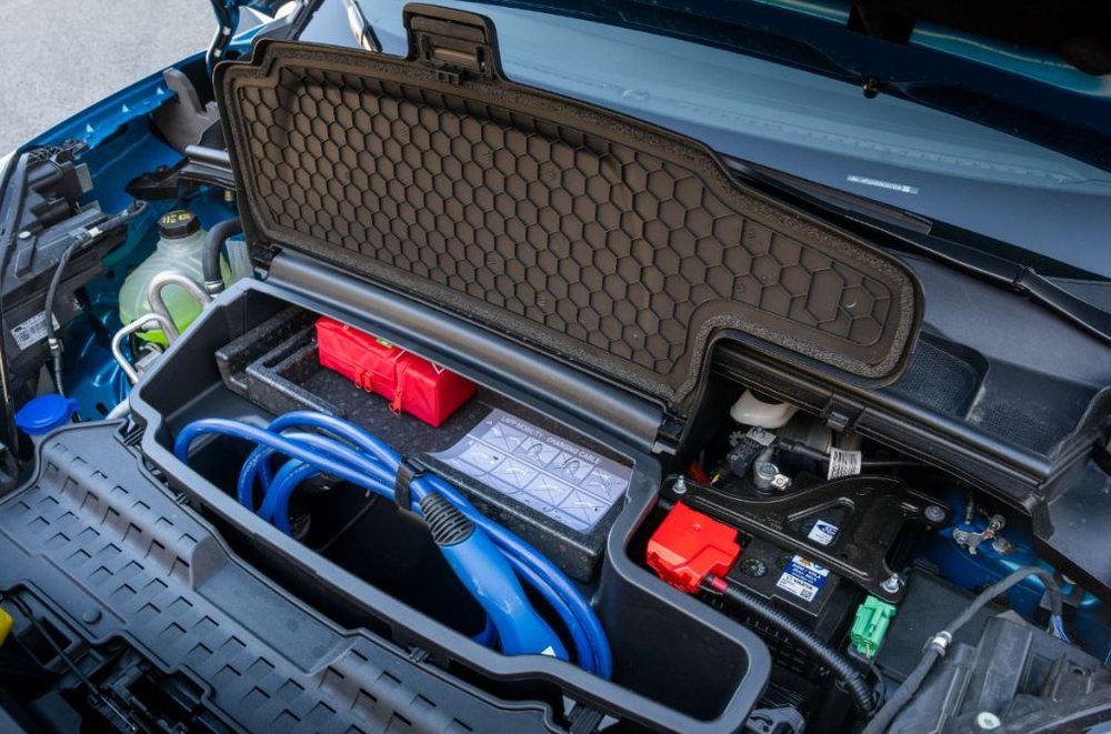 Frunk-ul Ford Puma Gen-E, sub capotă, cu cablul de încărcare depozitat