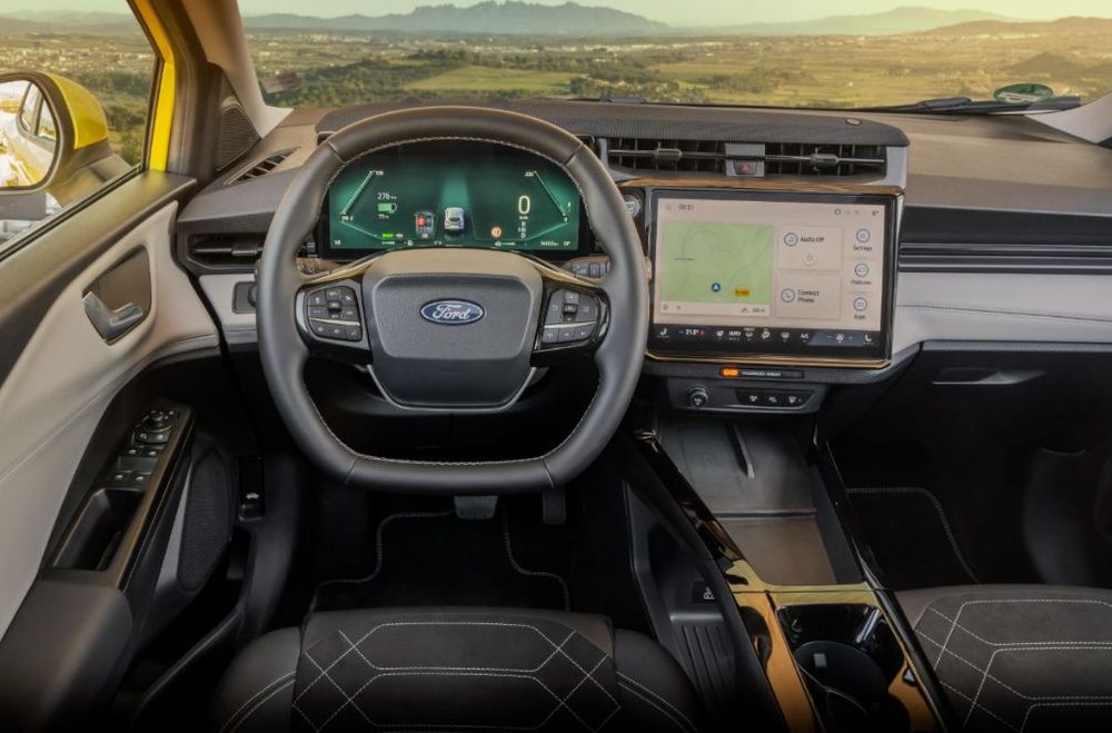 Interiorul Ford Puma Gen-E cu cele două ecrane digitale