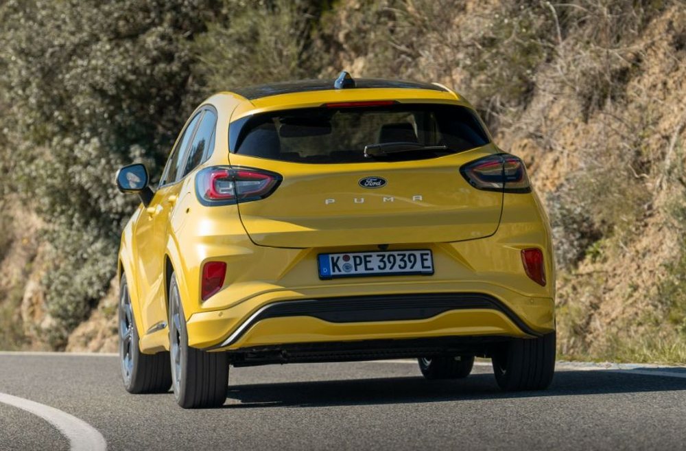 Ford Puma Gen-E din spate, în mers pe șosea