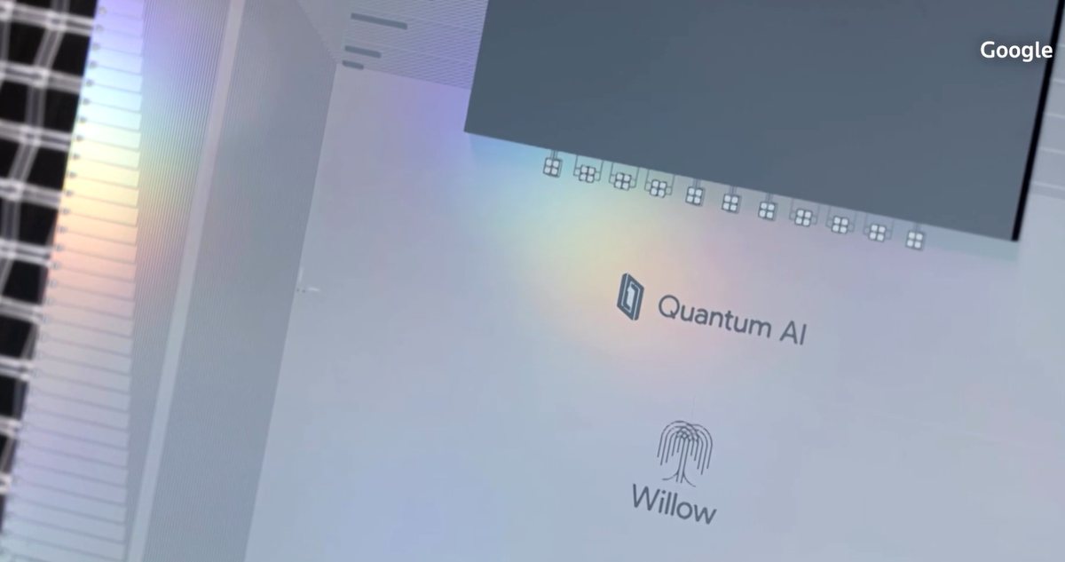Detaliu al procesorului cuantic Willow, cu sigla Google Quantum AI