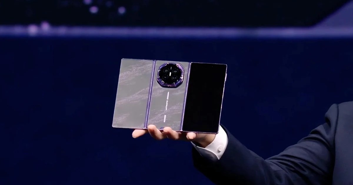 Huawei Mate XT2 pliat parțial, ținut în mână la evenimentul de lansare