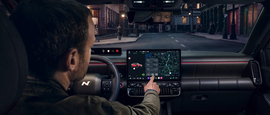 Interiorul Hyundai IONIQ 3, cu ecranul central de navigație și bordul digital