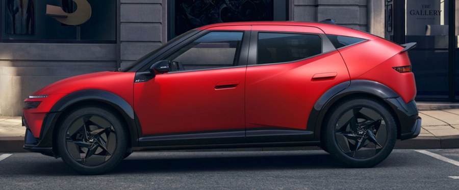 Hyundai IONIQ 3 văzut din profil, pe o stradă urbană