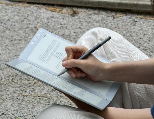 Inkleaf, tableta E Ink cu două ecrane, folosită cu stylus