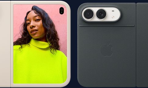 iPhone Duo deschis, cu husă de culoare deschisă, lângă un iPhone Duo închis în husa Folio de culoare închisă