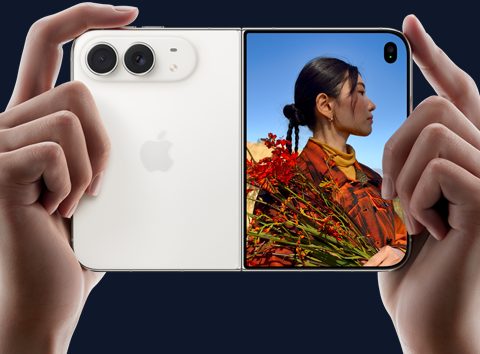 Mâini care țin iPhone Duo deschis, cu camerele duble pe spate și o fotografie pe ecranul exterior