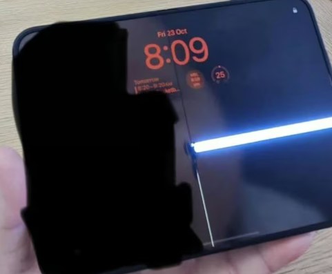iPhone Duo cu ecranul interior crăpat lângă balama și o linie de pixeli aprinși, pe ecranul de blocare din 23 octombrie