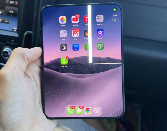 iPhone Duo deschis, cu o linie verticală albă de pixeli pe ecranul principal
