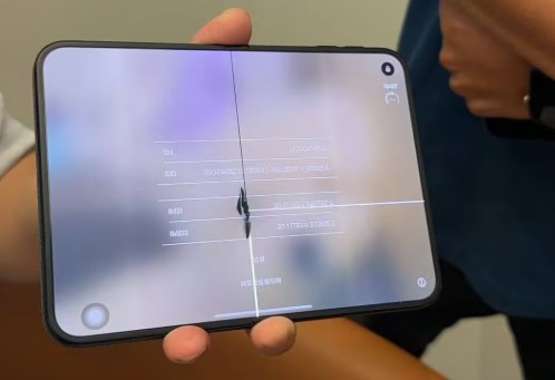 Ecran interior iPhone Duo cu un punct deteriorat chiar pe linia pliului