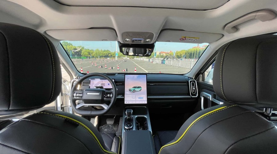 Interiorul Jaecoo 7, cu ecranele duble de infotainment și bord digital
