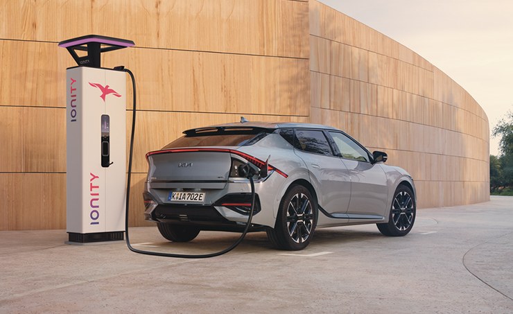 Kia EV6 la o stație de încărcare rapidă IONITY