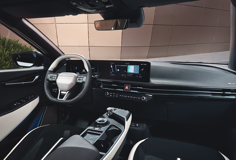 Interiorul Kia EV6, cu ecranul curbat dual-screen și volanul nou cu două spițe
