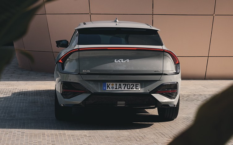 Kia EV6 văzut din spate, cu bara LED nouă a facelift-ului