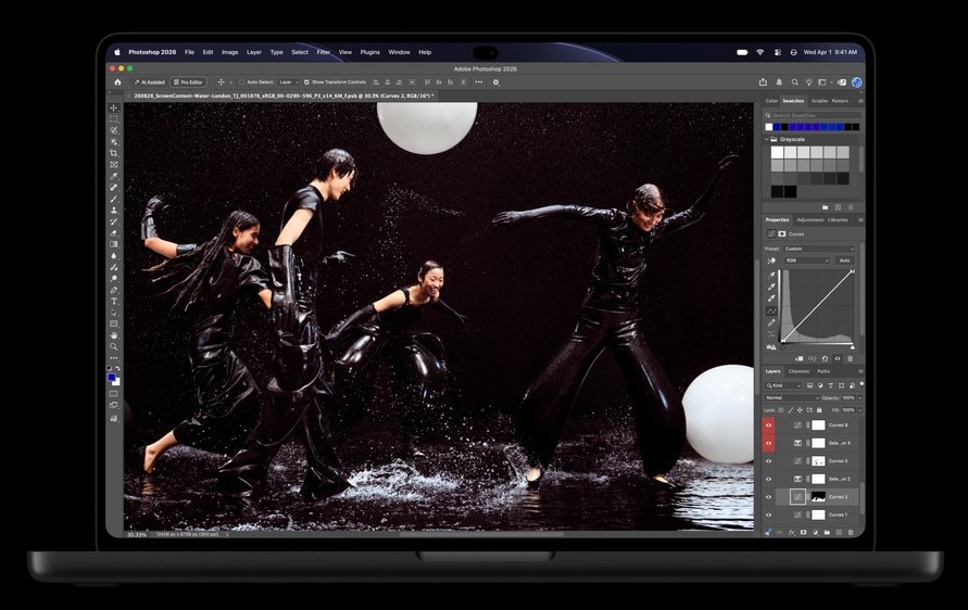 Noul MacBook Pro cu ecran PROLED XDR, cu o fotografie deschisă în Adobe Photoshop și Dynamic Island în centrul barei de meniu