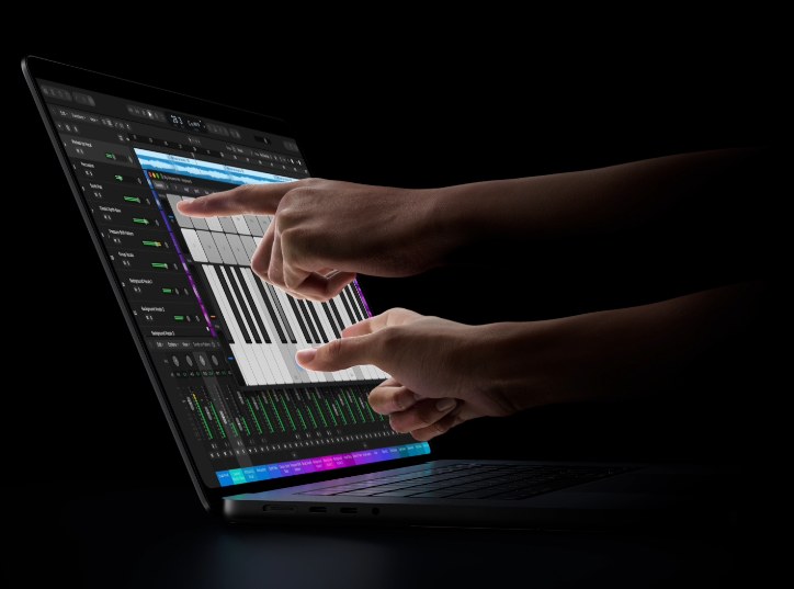Două mâini care cântă pe o claviatură virtuală afișată pe ecranul tactil al noului MacBook Pro, în Logic Pro