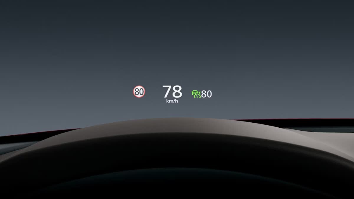 Head-Up Display Mazda CX-30, cu viteza si limita legala afisate pe parbriz