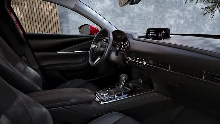 Interiorul Mazda CX-30, cu volan și ecran multimedia central