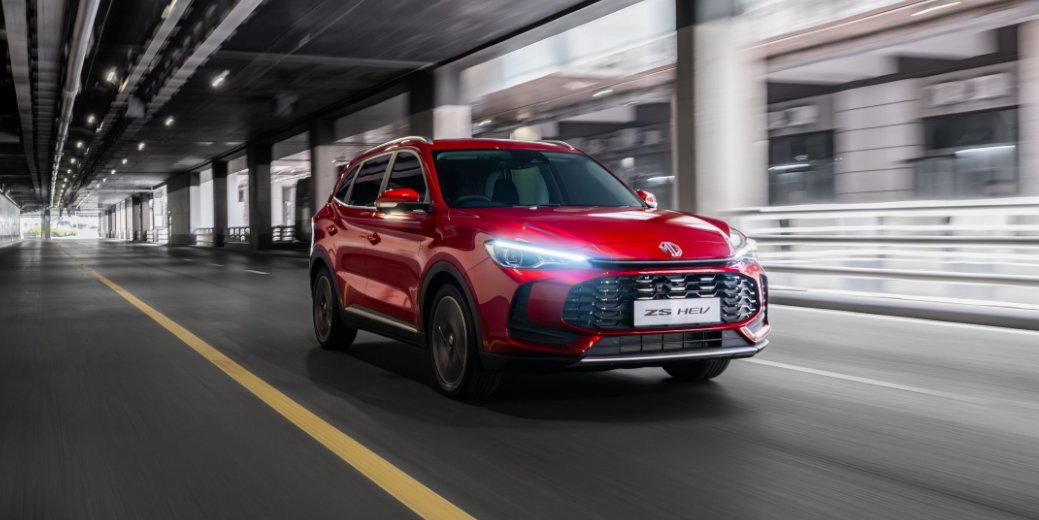 MG ZS Hybrid+ în mers, într-o parcare subterană