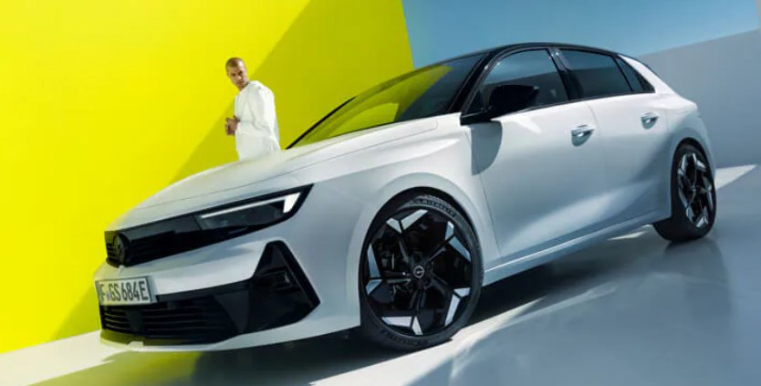 Opel Astra alb, prezentare oficială pe fundal galben-albastru