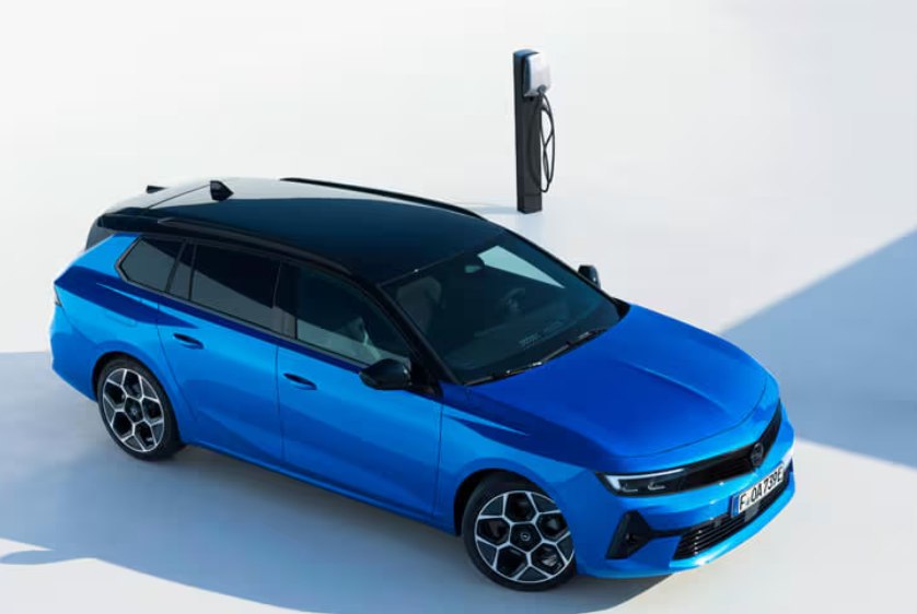 Opel Astra Sports Tourer Electric la o stație de încărcare