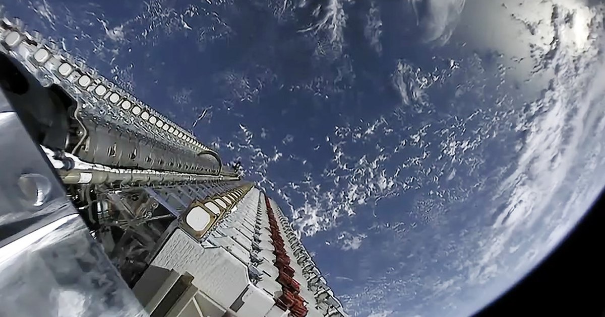 Sateliți Starlink stivuiți pe o rachetă Falcon 9, cu Pământul în fundal