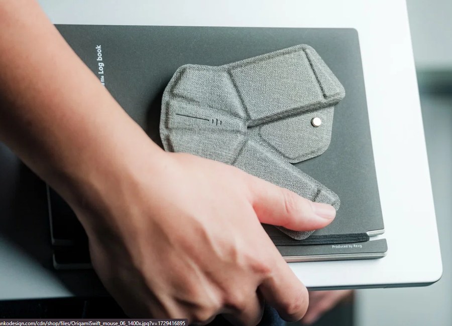 OrigamiSwift, mouse-ul pliabil, plat, ținut deasupra unui laptop
