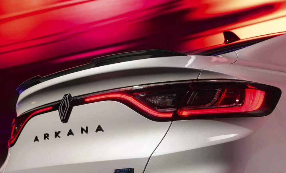 Detaliu spate Renault Arkana, cu sigla și eticheta E-Tech