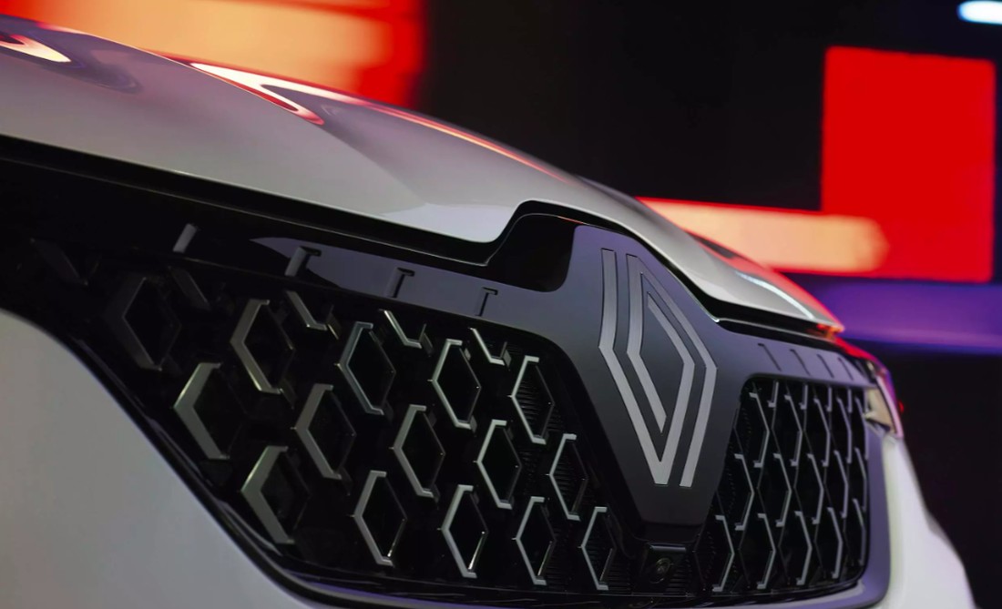 Detaliu grilă frontală Renault Arkana cu model de diamante