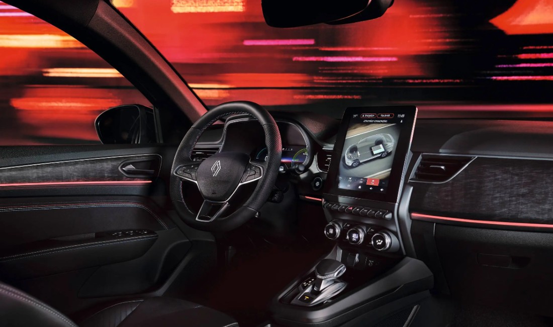 Interiorul Renault Arkana, cu ecran central vertical și volan cu sigla Renault