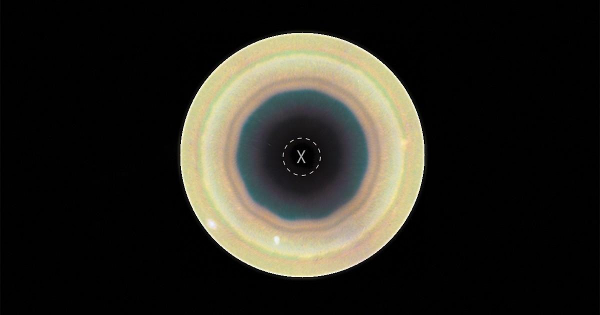 Hubble a surprins un „decagon” gigantic la polul sud al lui Saturn — un geamăn mai tânăr al celebrului hexagon