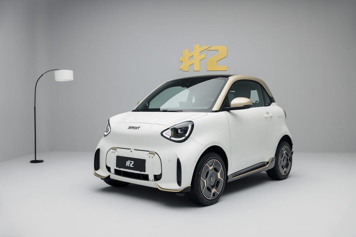 Smart #2 Couture Edition alb mat cu plafon auriu, într-un studio