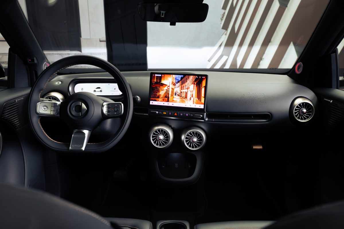 Bordul smart #2 cu volan sport, cockpit digital mic și ecran central tactil