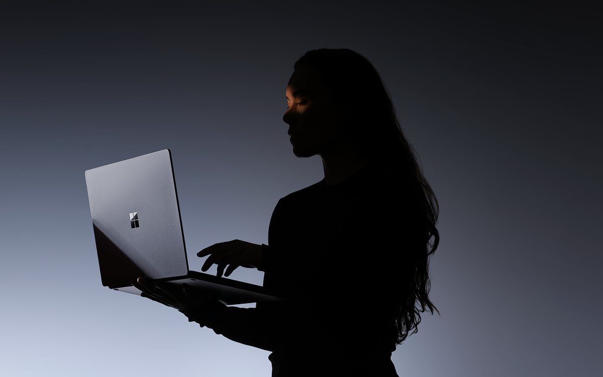 Detaliu cu porturile laterale ale Surface Laptop Ultra: USB-C, USB-A, HDMI și cititor de carduri SD