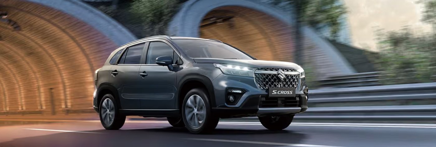 Suzuki S-Cross din profil, în mișcare printr-un tunel