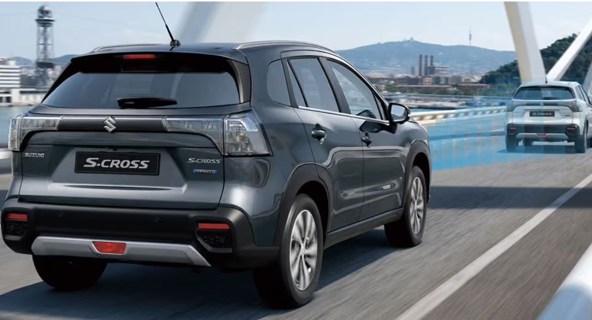 Suzuki S-Cross din spate 3/4, cu emblema S-CROSS și Hybrid