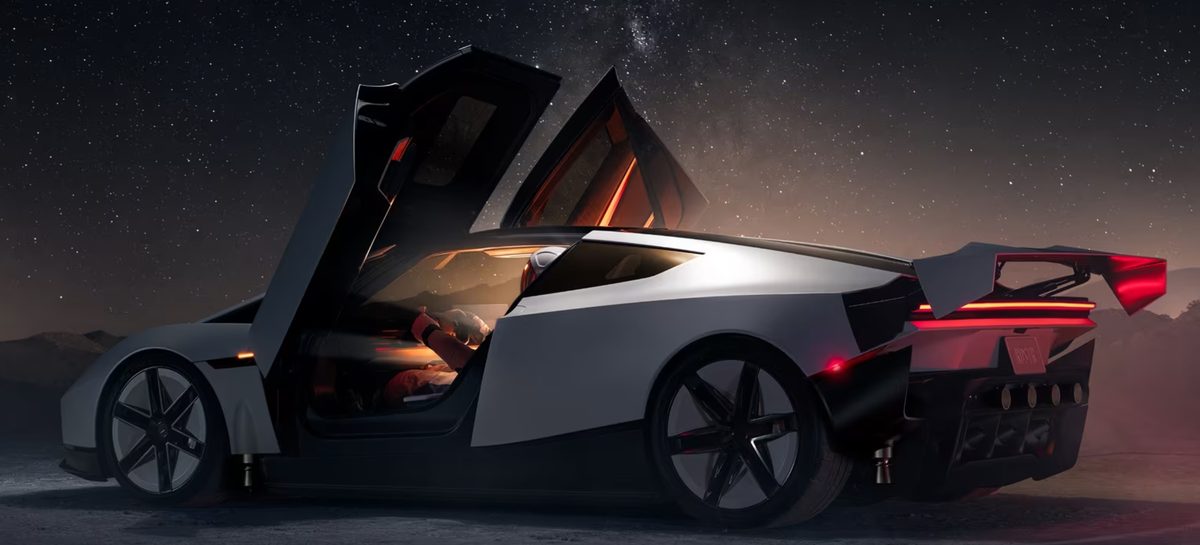 Tesla Roadster noaptea, sub cerul înstelat, cu ușile ridicate și aripa spate activă ridicată