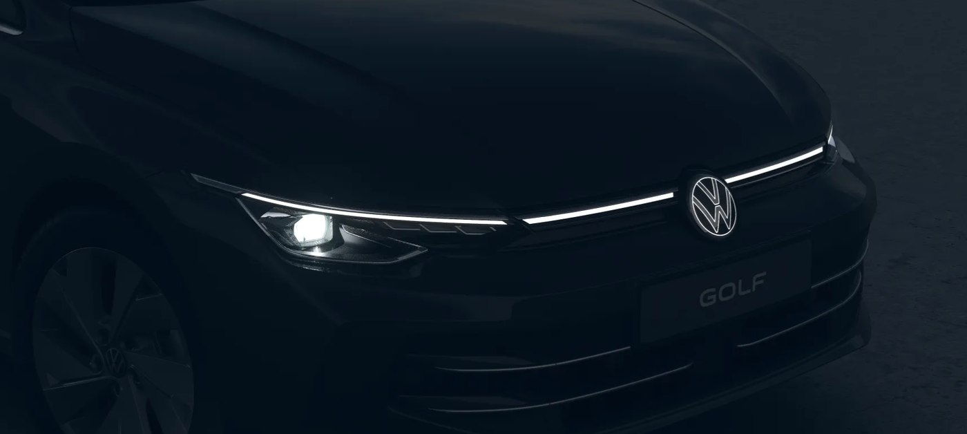 Detaliu far și emblemă VW iluminată pe Volkswagen Golf facelift
