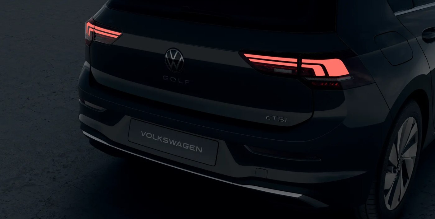 Detaliu spate Volkswagen Golf facelift, cu emblema Golf și stopurile LED aprinse