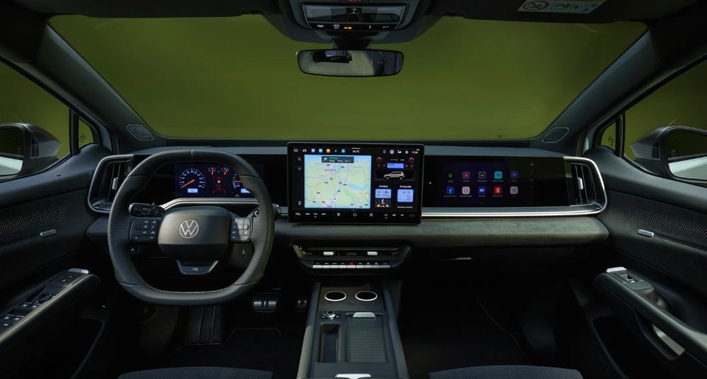 Habitaclul Volkswagen ID.Tiguan, cu cockpit digital, ecran central mare și ecran pentru pasager