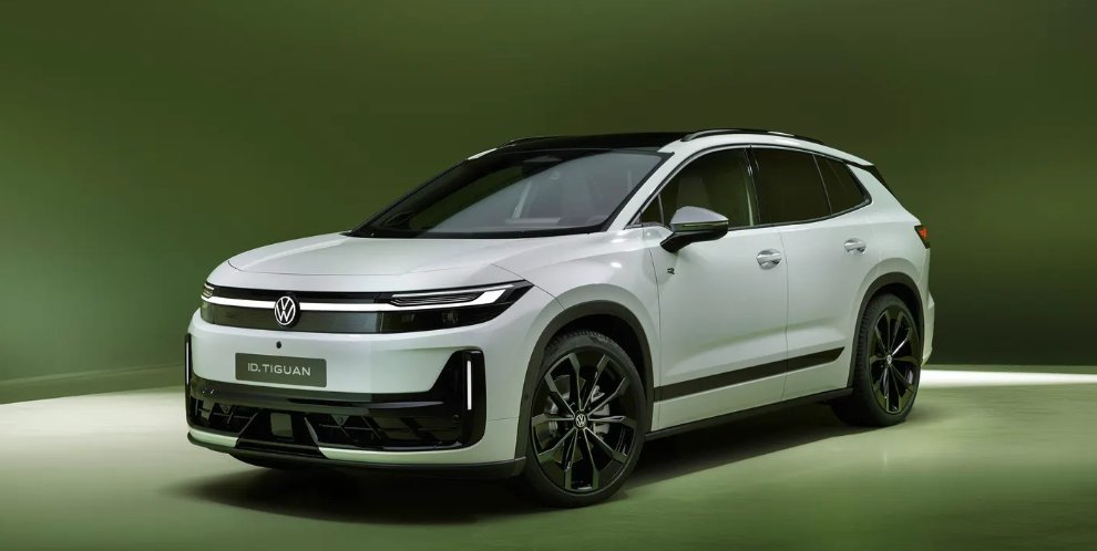 Volkswagen ID.Tiguan alb, văzut din față, cu bară de lumini LED și jante negre