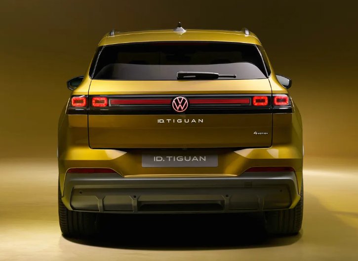 Volkswagen ID.Tiguan galben, văzut din spate, cu bară de lumini roșie și emblemă 4MOTION