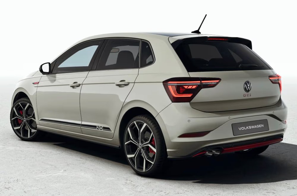 Volkswagen Polo GTI Edition 20 pe benzină, văzut din spate, cu difuzor roșu și eșapament dublu