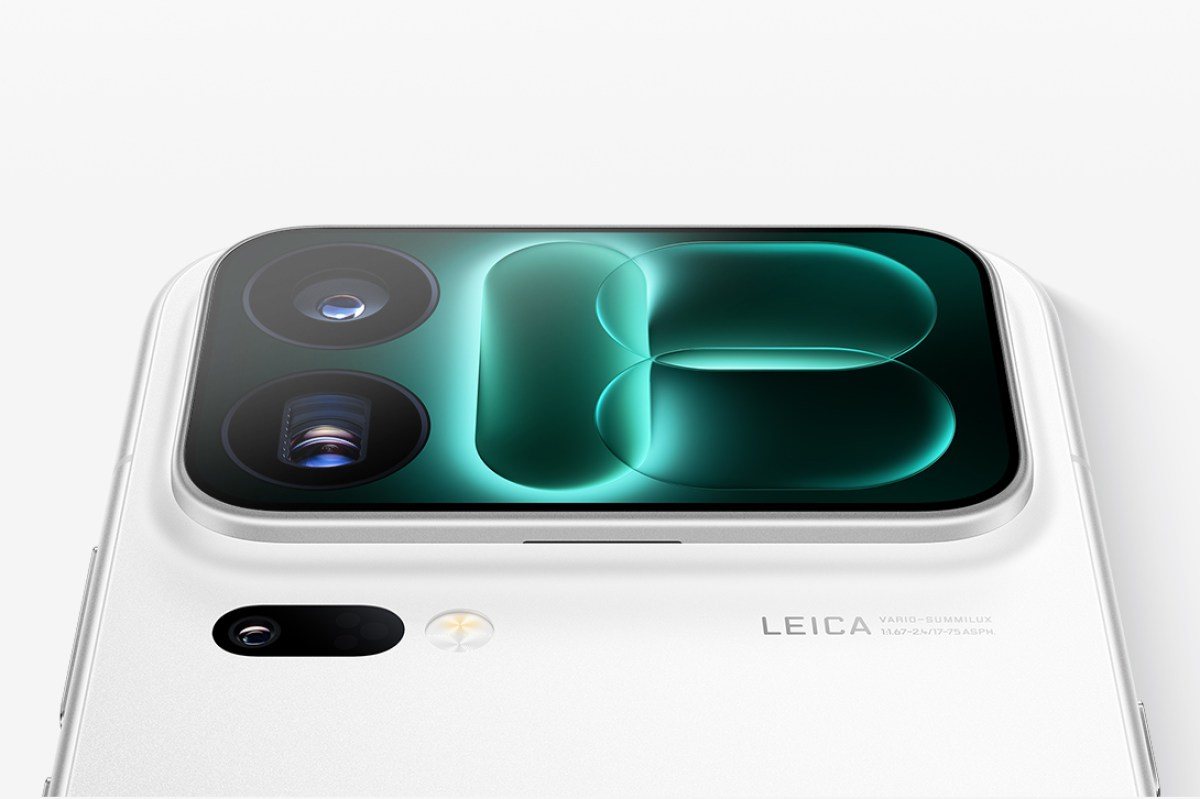 Modulul foto Leica al unui Xiaomi 18 Pro alb, cu ecranul secundar iluminat